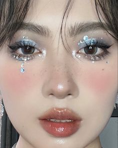 Demure Makeup Look, Douyin Silver Makeup, Enhypen Makeup Looks, Rhinstone Patterns Face, Cute Concert Makeup Looks, Rhinestone Placement Makeup, Kpop Concert Makeup Looks, Crystal Tears Makeup, Douyin Pearl Makeup