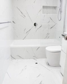 banheiro decorado com banheira Bathroom Tiles Ideas White, Small All White Bathroom, White Tiles For Bathroom, Bathroom Tiles White, White Tiles Bathroom, White Bathroom Floor Tile, Bathroom White Tiles, White Washroom, Marble Floor Bathroom