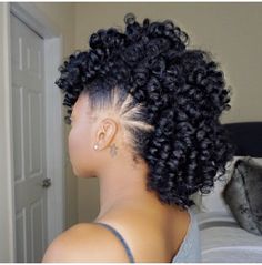 Super cute faux hawk 😍 Natural Hair Mohawk Black Women, Natural Mohawk Styles For Black Women, Crochet Mohawk Hairstyle, Mohawk For Women, Frohawk Natural Hair, Mohawk Hairstyles For Black Women, 4b Hairstyles, Mohawk Hair, Mohawk Hairstyle