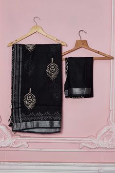 Flaunt your elegant style every day in this elegant black floral print linen saree with silver zari border. It comes with a matching blouse piece. Disclaimer: The shown stitched blouse on the model is for display purpose only. The saree comes with a matching blouse piece and finished with fall and piko. Tussar Silk Sarees, Indian Clothing Store, Latest Designer Sarees, Linen Saree, Fashion Journals, Tussar Silk Saree, Traditional Fabric, Black Floral Print, Pure Silk Sarees