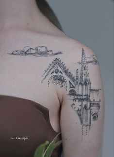 Графическая аккуратная татуировка на плече. Татуировка готика. Iron Gate Tattoo, Notre Dame Cathedral Tattoo, Together In Paris Tattoo, Old World Tattoo, Italian Architecture Tattoo, Tower Of Babel Tattoo, Giulia Tofana Tattoo, Antique Mirror Tattoo Vintage, Ancient Ruins Tattoo