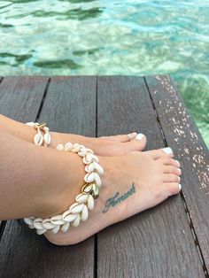 cowri 😭🌷 Cowrie Anklet, Boho Accessories Jewellery, Cowrie Bracelet, Cowrie Shell Anklet, Bee Aesthetic, Denim Hacks, Afro Jewelry, Cowrie Shell Bracelet, Handmade Rakhi Designs