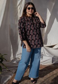 Product Description:







Handcrafted Short top in Ajrakh hand block printed Cotton fabric.
This SHORT TOP is a wardrobe staple and is super versatile.
Features a Split V neck and Full Sleeves. 

Made in Soft Cotton.


Size and Fit:


Model height... Kurti With Jeans, Short Kurtis, Kurti Style, Linen Top Women