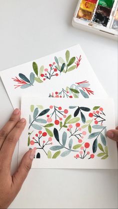 Postales de Navidad pintadas a mano con acuarelas Floral Christmas Cards, Gouache Christmas Card, Christmas Watercolor Ideas, Christmas Cards Watercolor, Christmas Cards Diy, Christmas Card Diy, Christmas Card Watercolor, Watercolor Postcards, Diy Postcard