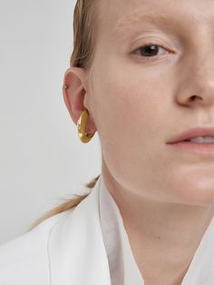 Editor's NoteThe elegant and classic jewelry from MOI studio is designed to match your mood- MOI 2st Single Pot Earcuff- Shiny and glossy metal texture- Layered look or single look- Daily point itemMeasurements (in.)- Size 1.2in..*1.2in.Composition & Care- BRASS, 18K GOLD PLATING- Beware of the wearing and storage of jewelry.- The size, shape, and color of the gemstone vary from product to product, and this is not defective.Designer- MOI studio Modern Pierced Ear Cuff For Formal Occasions, Metal Texture, Classic Jewelry, Accessories Jewelry Earrings, Layered Look, Women Accessories Jewelry, Jewelry Accessories, 18k Gold, Pearl Earrings