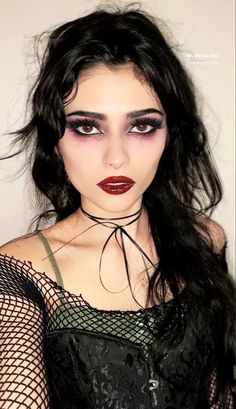 Cute Vampire Makeup Look, Makeup For Vampire, Witch Make Up Halloween Makeup Ideas, Vampire Cheerleader Makeup, Dracula Women Costume, Vampire Eyeliner Looks, Vampire Costume Aesthetic Makeup, Goth Halloween Costumes Women, Vampire Costume Hair