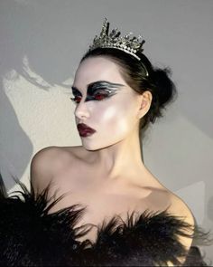 Black Swan Costume Halloween, Egirl Makeup Looks, Black Swan Makeup, Halloween Makeup Inspo, Swan Costume, Bird Makeup, Iconic Halloween Costumes, Make Carnaval, Black Swan Costume