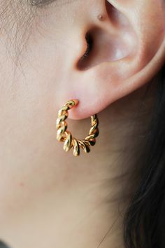 Harper Twist DNA Gold Hoop Earrings are inspired by the DNA spiral shape. Incredibly versatile to style, you might never want to take them off! ◊ 18k gold plated over stainless steel ◊ Available in two sizes ◊ Small hoops - 1.8 cm ◊ Big Hoops - 2.3 cm ◊ Delivered in our signature royal blue box, it makes the perfect gift SAY HI TO US Instagram: @thepinablue Pinterest: https://www.pinterest.com/thepinablue Facebook: https://www.facebook.com/thepinablue/ #pinablue Modern Twist Hoop Earrings In Metal, Dna Spiral, Croissant Hoop Earrings, Spiral Gold Hoop Earrings In Brass, Twisted Gold Plated Hoop Earrings, Elegant 14k Gold-filled Tarnish-resistant Hoop Earrings, Twisted Yellow Gold Hoop Earrings, Tarnish Resistant, Ear Earrings, Spiral Shape