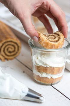 Pour ma part, l’inspiration me vient parfois en voyant les ingrédients qu’il me reste en cuisine. En l’occurrence, j’avais un pot de crème de marrons entamé qui ne demandait qu&rs… Jar Desserts, Mason Jar Desserts, Dessert In A Jar, Oreo Dessert, Dessert Cups, In A Jar, Cinnamon Roll, Mini Desserts