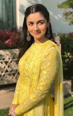 Long Hair Bridal Styles, Aaliya Bhatt, Long Hair Bridal, Manish Malhotra Lehenga, Alia Bhatt Hairstyles, Aliya Bhatt, Haldi Dress, Alia Bhatt Photoshoot, Bridal Styles