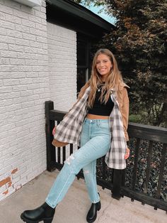 Flannel And Flare Jeans, Crop Flannel Shirt Outfit, Girly Flannel Outfits, Crop Flannel Outfits, Flannel Outfits Girl, Outfit Botas, Oufits Casual, Pinterest Outfits, Causual Outfits