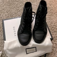 Worn Twice Comes With Sneaker Bag Gucci Black Leather Sneakers, Chic Black Leather Sneakers, Hot Top, Shoes Gucci, Gucci Black, Gucci Shoes, Sneakers Black, Womens Shoes Sneakers, Top Sneakers