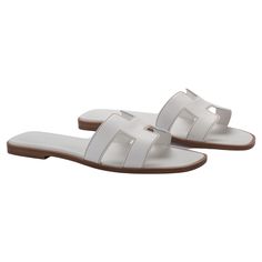 Hermes brand new white calfskin oran sandals. Size European N. 38 1/2, come with dust cover and original box. French Scarf, Hermes Sandals, French Shoes, Kelly Bag, Italian Shoes, Vintage Hermes, Green Suede, Hermes Bags, Comfortable Sandals