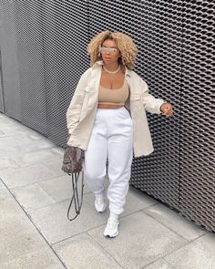 Elevated Casual Outfits Women Spring, Cute But Casual Outfits, Chill Work Outfit, Comfy But Stylish Outfits, Subtle Outfits, Cute But Comfy Outfits, Everyday Chic Outfits, Sweatpants Outfit Ideas, Sweatpants Outfits