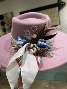 Cowgirl Hat Bands Westerns, Decorating Hats Ideas, Cowboy Hats Decorated, Hat Bar Ideas, Hat Bands Diy Ideas, Hat Branding, Hat Customization, Burning Hats, Embellished Cowboy Hat