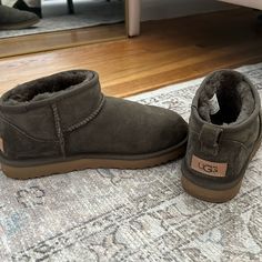 These Ultra Mini Uggs Have Hardly Been Worn And Excellent Condition! They Are A Size 8. It Is A Deep Gray Color. Ugg Mini Boots Outfit, Ultra Mini Ugg, Ultra Mini Uggs, Ugg Mini Boots, Mini Uggs, Ugg Ultra Mini, Ugg Mini, Deep Gray, Boots Outfit