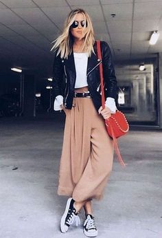 Culottes Outfit Casual, Culottes Outfit Summer, Black Culottes Outfit, How To Wear Culottes, Culottes Outfit, Stylish Spring Outfit, Trendy Spring Outfits, Look Retro, Spring Outfits Women