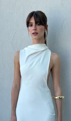 White Dress With Gold Jewelry, Flamboyant Natural Dress, Daisy Edgar Jones, Halter Top Dress, Gucci Dress, Chic Brides, Eve Dresses, Margot Robbie, Lace White Dress