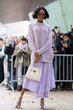 Attendees at New York Fashion Week Fall 2018 - Street Fashion Fashion Trending Moodboard, Fashion Week Hair, Street Style 2018, New Street Style, Color Trends Fashion, Candy Floss, Monochrome Fashion