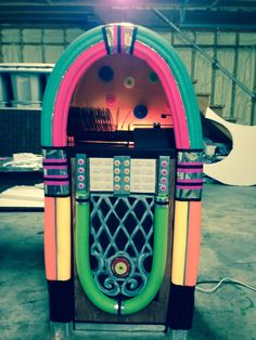 an old fashioned jukebox machine sitting in a garage