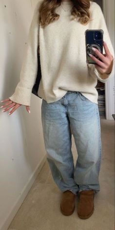 Cute Fall Outfits Uggs, Fall Winter Outfits College, Cream Knitted Sweater Outfit, Fall Outfits Women Uggs, Outfits With Cream Sweater, Jeans And Knitted Sweater Outfit, Winter Outfits With Blue Jeans, Basic Outfits For Fall, Outfits With Knitted Sweaters