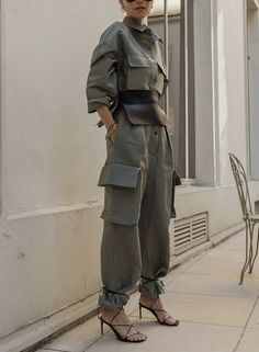 Streetstyle 2023 Women, Chill Clothes, Drink Party, Photoshoot Style, Autumn Trends, Handbags Louis Vuitton, Ray Ban Outlet, Fashion Fail, Boiler Suit