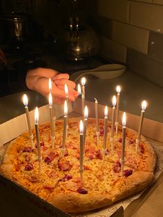 эстетик пицца свечки в пицце Birthday Pizza Ideas, Non Cake Birthday Ideas, June Birthday Aesthetic, Fast Food Birthday, Happy Birthday Pizza, Happy Birthday My Bestie, Birthday Core, Pizza Birthday Cake, Cozy Birthday