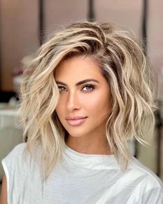 61 Shoulder-Length Hairstyles for Women: Trendy Medium-Length Styles Medium Hair Styles For Women, Women's Hairstyles, Shoulder Length Hair Cuts, Haircuts For Medium Hair, Hair Color And Cut, Mid Length Hair, Medium Hair Cuts, Hairstyles Medium