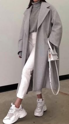 Usa Women, Stylish Winter Outfits, Cold Outfits, Winter Outfit Inspiration, Grey Coat, Coat Outfits, Looks Chic