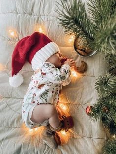 Christmas Flatlay Photography, Christmas Baby Photoshoot Ideas, Christmas Baby Photoshoot, Baby Photoshoot Ideas At Home, Photoshoot Ideas At Home, Baby Photoshoot Ideas, First Christmas Photos, Mom Show