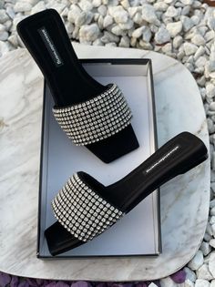 Elegant Shoes Heels, Shoes Trending, Fancy Sandals, Indian Shoes, Fancy Heels, Feminine Shoes, Heels Elegant, Shoes Bride, Mode Tips