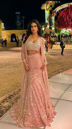 Shaadi Outfit Ideas, Indian Sweet 16 Outfits, Lehenga Prom Dress, Indian 2 Piece Outfits, Modern Indian Lehenga, Top And Plazo Indian, Lenghas For Prom, Dress For Reception Indian Guests, Farewell Lehenga