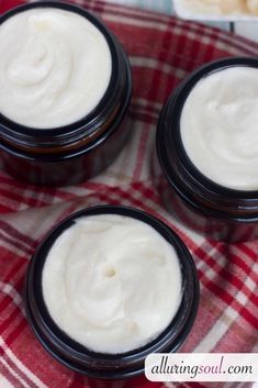 Provide nourishment to your skin with this shea butter night cream. It moisturizes skin deeply, removes wrinkles, scars and dark spots. Diy Scar Healing Cream, Diy Night Cream Anti Aging, Dry Skin Moisturizer Face, Diy Night Cream, Diy Face Cream, Moisturizer Face, Anti Aging Night Cream