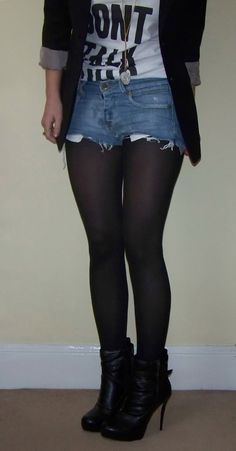 Shorts With Pantyhose Outfits, Fits Grunge, Shorts And Tights Outfit, Pantyhose Outfit, Shorts And Tights, Casual Denim Shorts, Quoi Porter, Elegante Casual