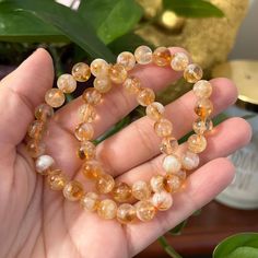 Bracelets en citrine naturelle Les dimensions sont d'environ 7 po. mais peuvent varier légèrement. Le bracelet est entouré d'un élastique. Les perles mesurent 8 mm. À propos de cette pierre précieuse : La citrine stimule la motivation, active la créativité et encourage l'expression de soi. Améliore la concentration et revitalise l'esprit. Il libère les traits négatifs, la dépression, les peurs et les phobies. Équilibrage émotionnel. Bracelets Measurements, Fall Bracelets, Bracelets Minimalist, Bracelet Measurements, Autumn Bracelet, Negative Traits, Orange Bracelet, Citrine Bracelet, Gemstone Art