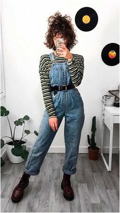 Look 80s, Halloween Fest, Outfits 90s, Overalls Outfit, Jeans Overall, Rock Punk, Short Hairstyle, Short Haircut, Moda Vintage