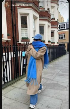 Europe Cold Outfit, London Outfit Ideas Winter 2023, Coat 2023 Winter, Beige Coat Scarf Outfit, Winter Coat Aesthetic Outfit, Blue Cold Outfit, Nyc Winter Clothes, Winter Outfits 23/24, Fall Scarf Outfit 2023