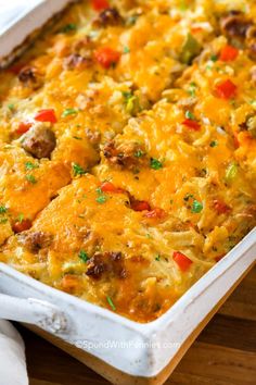 This breakfast casserole recipe is a full meal with eggs, sausage, peppers, and hashbrowns all topped with cheese and baked until perfect golden brown. Egg Bake With Hashbrowns, Breakfast Entrees, Baked Breakfast Casserole, Hashbrown Breakfast, Casserole Crockpot, Leftover Breakfast, Slow Cooker Breakfast Casserole, Thanksgiving 2022, Caviar Recipes