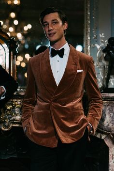 Glamorous Men Fashion, Christmas Suits For Men, New Years Eve Casual Outfit, New Years Eve Party Outfits, New Years Eve Outfits Parties, Bespoke Jacket, Party Outfit Men, Velvet Tuxedo, Fall Fashion Skirts