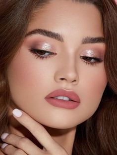 Makeup For Blush Pink Dress, Makeup Ideas Sparkle, Makeup For Parties, Glitter Glam Makeup, Cut Crease Glitter, Glamorous Eye Makeup, Gradient Eyeshadow, Pink Wedding Makeup, Glittery Eye Makeup