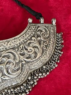 Изысканное латунное ожерелье мастерство высочайшего качества - Etsy Киргизия Ceremonial Vintage Temple Necklace With Intricate Design, Ceremonial Antique Silver Engraved Necklace, Silver Temple Necklace With Antique Finish As Gift, Ceremonial Engraved Antique Silver Necklaces, Antique Finish Silver Temple Necklace As Gift, Engraved Brass Temple Necklace As Gift, Engraved Brass Temple Necklace For Gift, Traditional Etched Antique Silver Necklace, Bronze Engraved Necklace For Festival