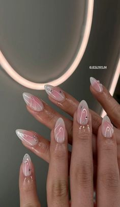 Nails Design For Brown Skin, Bio Gel Nail Designs Natural, French Tips With A Design, Almond Nail Inspo Trendy, Classy Summer Nails Almond, Black And Silver Nails Simple, Almond Natural Nail Designs, Nail Ideas For Wedding Bridesmaid, Short Nail French Designs