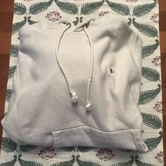 Xs Champion Sweatshirt Cream/White Color From Urban Outfitters, Bought A Few Years Ago But Never Worn/Maybe Once And Has Been Kept In The Closet White Champion Hoodie, White Cropped Hoodie, White Hoodie Women, Hoodie White, Champion Reverse Weave, Champion Sweatshirt, Sports Hoodies, Champion Hoodie, Crop Sweatshirt