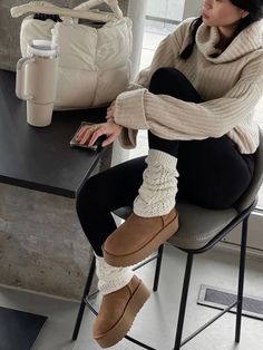 Beige Leg Warmers Outfit, Tazzlita Ugg Outfit, Platform Ugg Outfits, Ultra Mini Platform Uggs Outfit, Mini Platform Uggs Outfit, Ugg Boots Aesthetic, Ugg Platform Outfit, Ultra Mini Platform Uggs, Platform Uggs Outfit