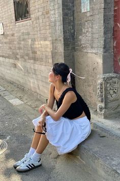 White balloon skirt midi with black top and Adidas Samba Summer In Japan, Japan Summer, Balloon Skirt, Mode Zara