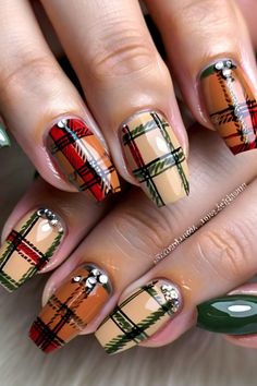 Wrap up in the warmth of fall with plaid nail designs that evoke cozy sweaters and crackling fires! Explore these seasonal nail art ideas featuring tartan patterns and textures. Fall Plaid Nails, Fall Nail Inspiration, Seasonal Nails, Fall Plaid, Fall Nail, Nail Inspiration