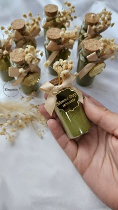 Personalized wedding favors for your guests. Henna contenairs Henna Favors, Ribbon Sticks, Henna Powder, Traditional Henna, Henna Night, Wedding Henna, Wedding Planning Decor, Henna Party, Sweets Gift