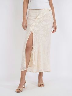 Lång volangkjol framtill i mycket smickrande passform. Kvaliteten har struktur med ett vackert blommönster. Flowy Ruffled Midi Maxi Skirt, Feminine Long Skirt With Ruffles, Feminine Long Skirt With Ruffle Hem, Elegant Skirted Bottoms With Ruffled Skirt, Elegant Skirted Bottoms With Ruffled Details, Feminine Voluminous Maxi Skirt With Ruffles, Feminine Midi Length Bottoms With Ruffles, Feminine Ruffled Midi Skirt, Feminine Ruffled Voluminous Maxi Skirt