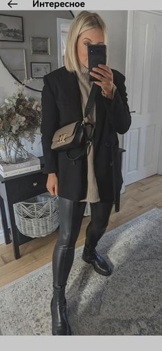 Hairdresser Outfit, Shopping Outfit Winter, Capsule 2023, Faux Leather Pants Outfit, Leggins Outfit, Black Boots Outfit, Leather Pants Outfit, Legging Outfits, Autumn Outfits