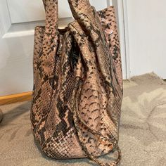 Anne Klein Tan Pink Faux Snakeskin Print Drawstring Hand Bag Purse Nwt Large Zippered Inside Pocket Navy Blue Purse, Animal Print Handbags, Snake Skin Handbag, Tan Purse, White Shoulder Bag, Patent Leather Bag, Snake Skin Print, Blue Purse, Printed Handbags